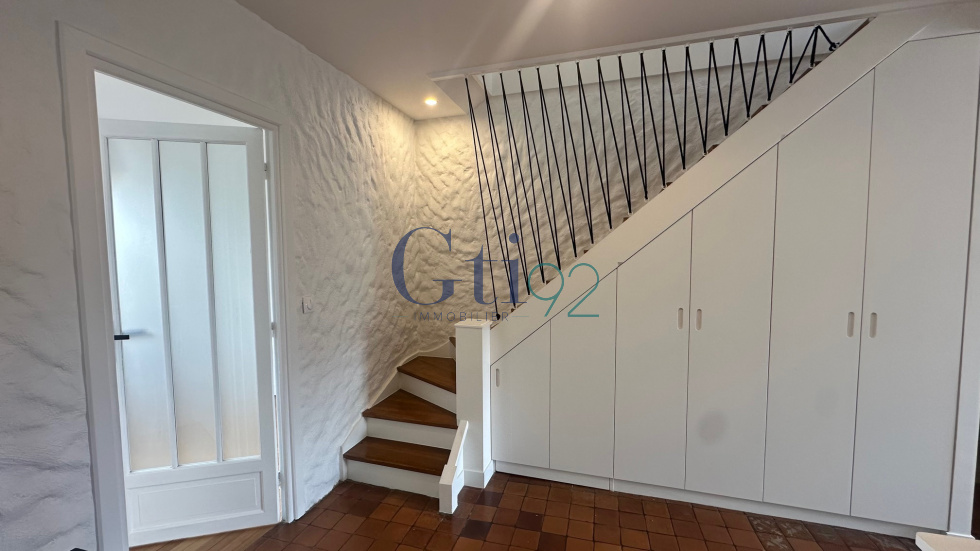 PLACARDS INTEGRES SOUS ESCALIER